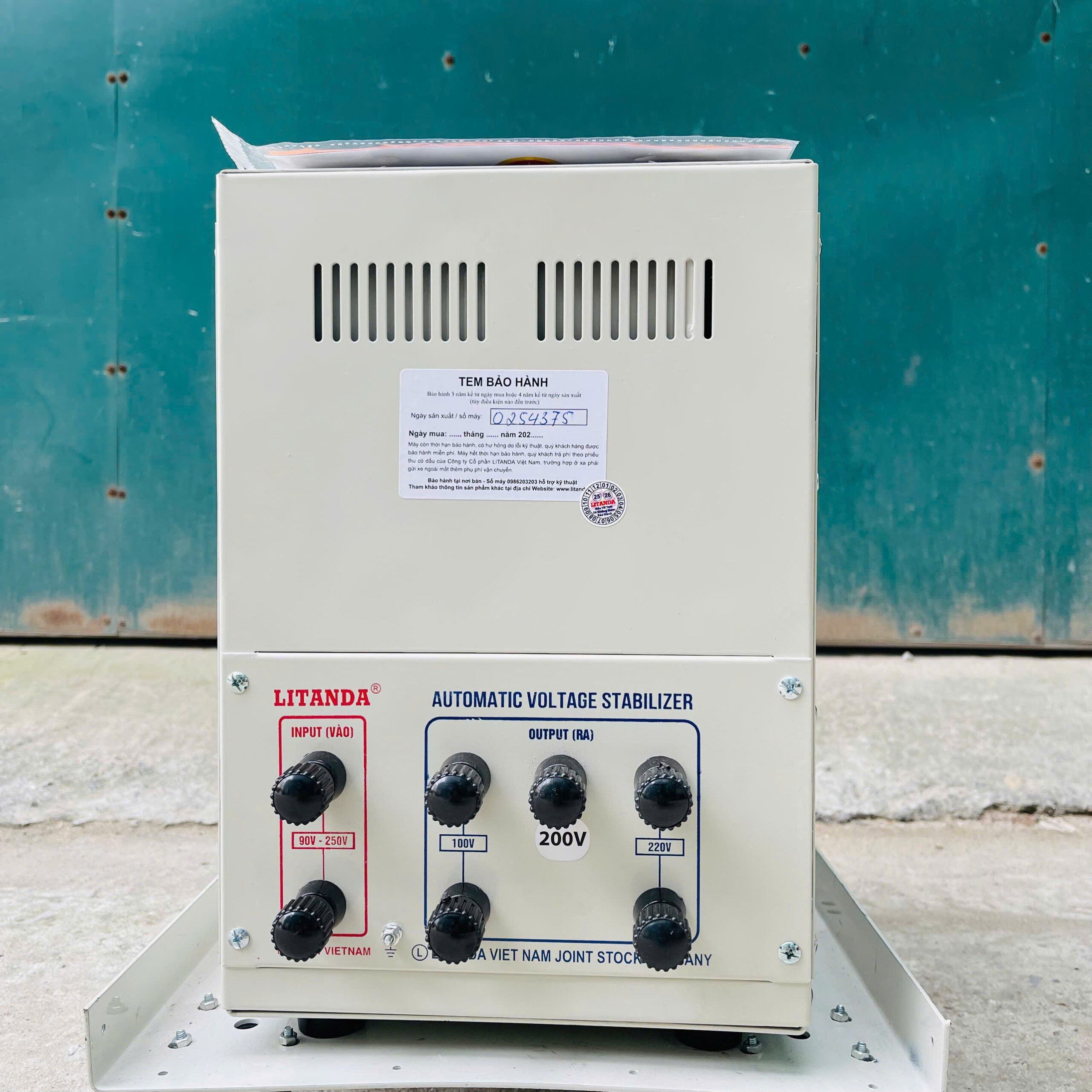 Ổn áp 7500VA dải 90V - 250V dây đồng ra 100V, 200V, 220V phù hợp cho các thiết bị nội địa và nhập khẩu, giúp bảo vệ an toàn cho hệ thống điện gia đình.