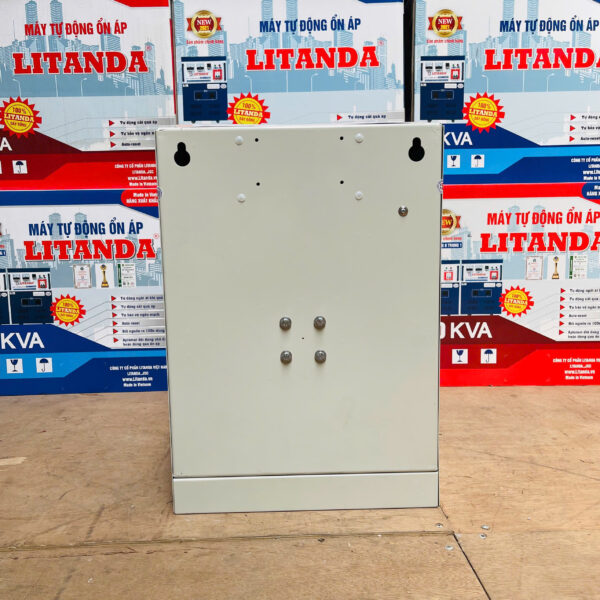 Ổn áp treo tường 1 pha 10KVA chuyên dùng cho các hộ gia đình có không gian lắp đặt nhỏ gọn, giúp ổn định nguồn điện và bảo vệ an toàn cho các thiết bị điện