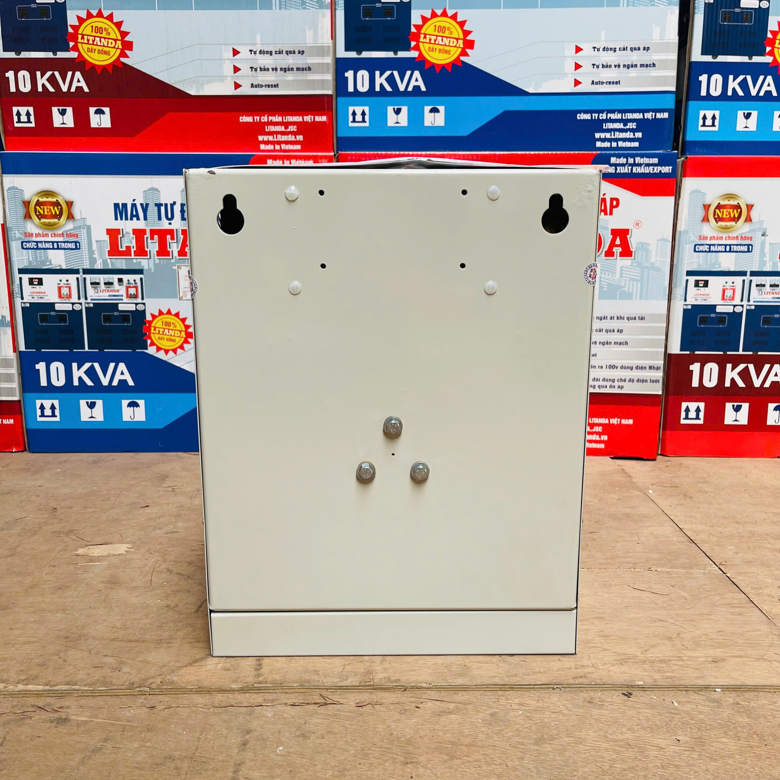 Ổn áp treo tường 1 pha 5KVA chuyên dùng cho các hộ gia đình có không gian lắp đặt nhỏ gọn, giúp ổn định nguồn điện và bảo vệ an toàn cho các thiết bị