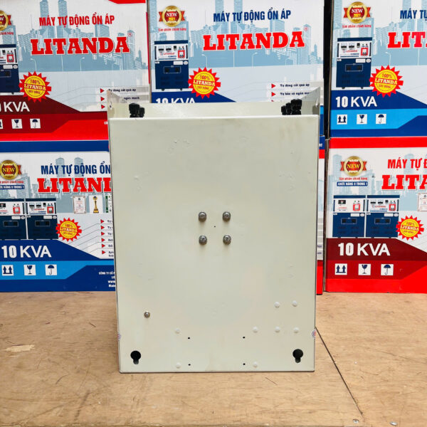 on-ap-treo-tuong-5kva-1-pha-4 Ổn áp treo tường 1 pha 5KVA chuyên dùng cho các hộ gia đình có không gian lắp đặt nhỏ gọn, giúp ổn định nguồn điện và bảo vệ an toàn cho các thiết bị