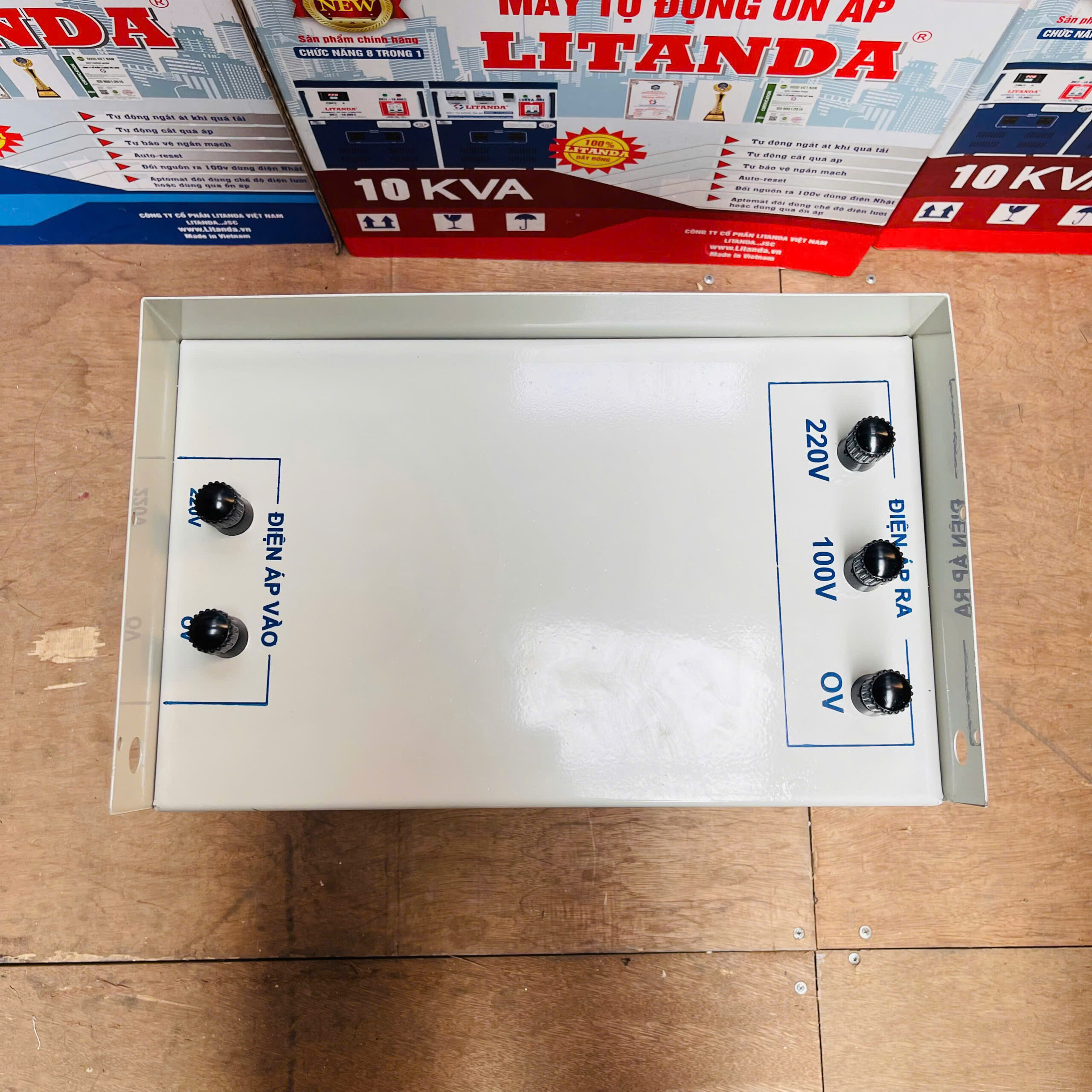 Ổn áp treo tường 1 pha 5KVA chuyên dùng cho các hộ gia đình có không gian lắp đặt nhỏ gọn, giúp ổn định nguồn điện và bảo vệ an toàn cho các thiết bị