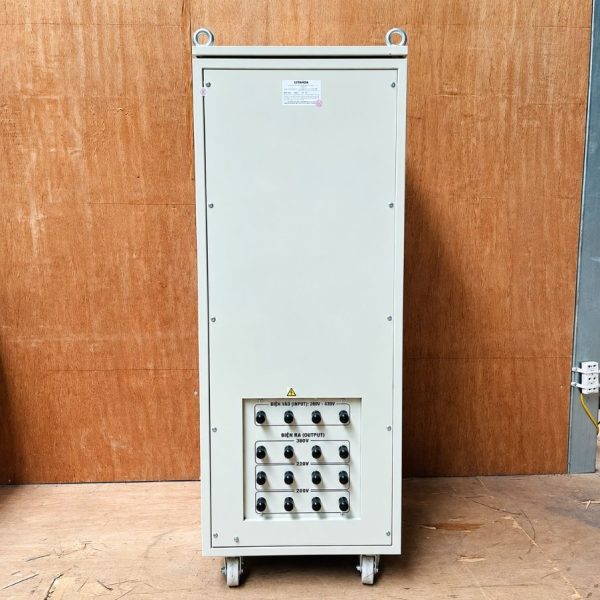 Ổn áp cách ly 30KVA 3 pha 260V-430V chuyên dùng ổn định điện áp, lọc nhiễu, chống giật và bảo vệ thiết bị điện công nghiệp nhạy cảm.