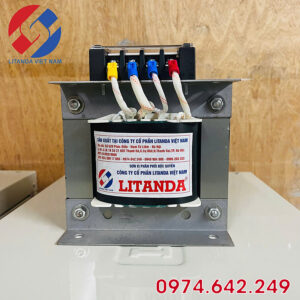 Biến áp trong tủ điện giúp ổn định điện áp, cách ly nguồn, giảm nhiễu và bảo vệ thiết bị điều khiển.