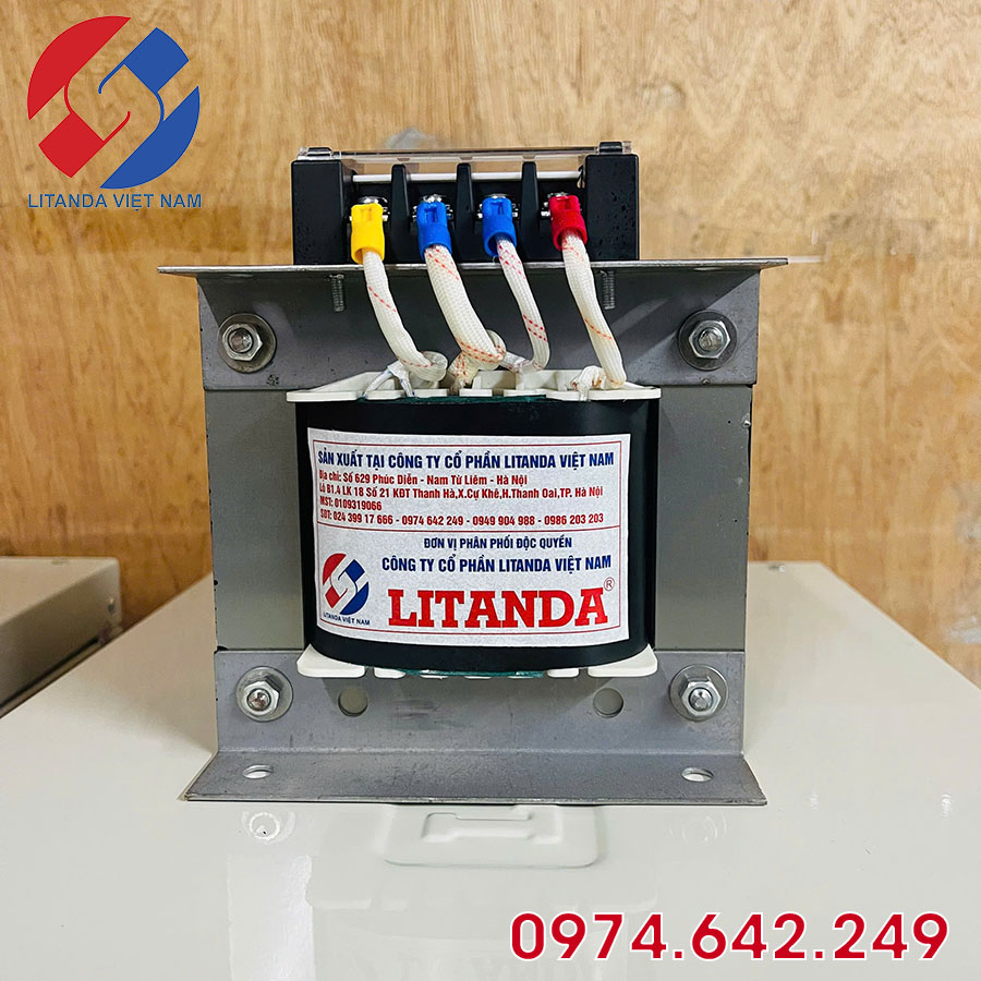 Biến áp trong tủ điện giúp ổn định điện áp, cách ly nguồn, giảm nhiễu và bảo vệ thiết bị điều khiển.