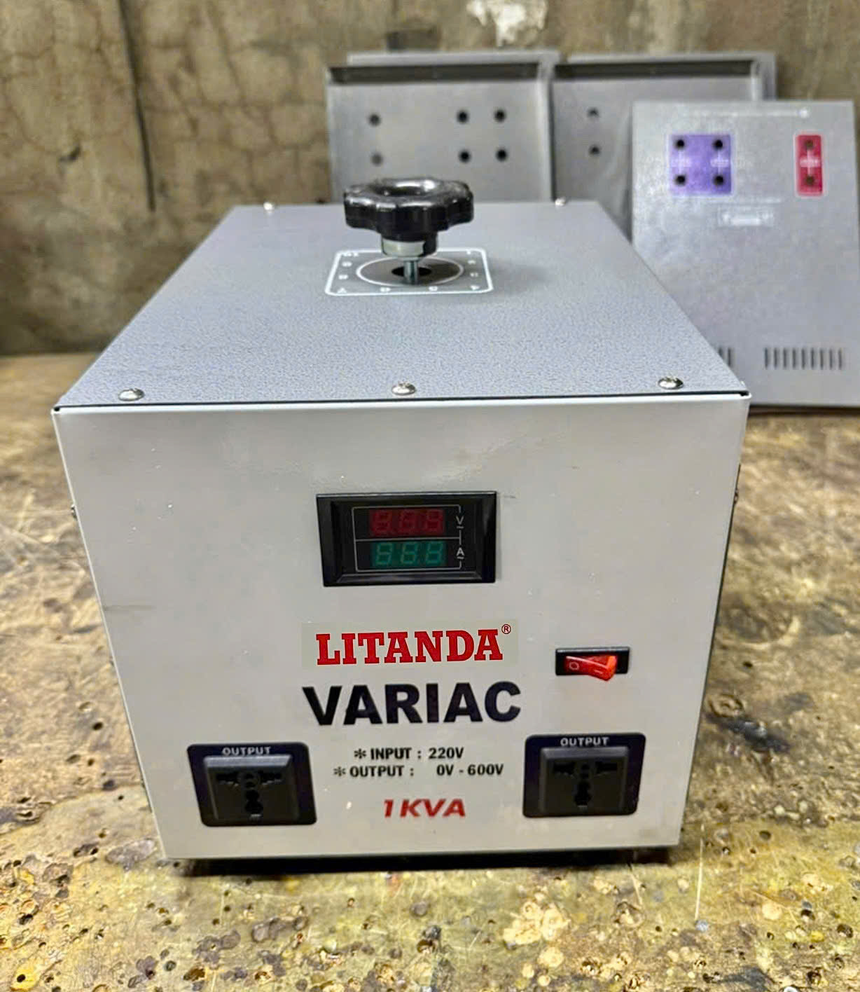 Biến áp cắt xốp là thiết bị không thể thiếu giúp máy cắt xốp bằng nhiệt hoạt động an toàn và ổn định.