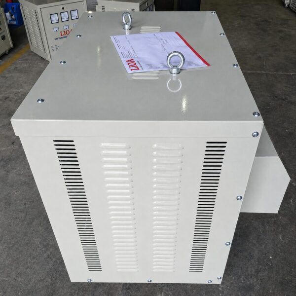 Máy biến áp Lioa 500KVA 3 pha là thiết bị điện công nghiệp chuyên dụng chịu trách nhiệm hạ áp dòng điện từ lưới điện có điện áp cao xuống các mức điện áp thấp hơn tùy theo nhu cầu sử dụng thực tế của doanh nghiệp, trong đó phổ biến nhất là hạ từ nguồn điện 380V xuống 220V hoặc 200V 3 pha