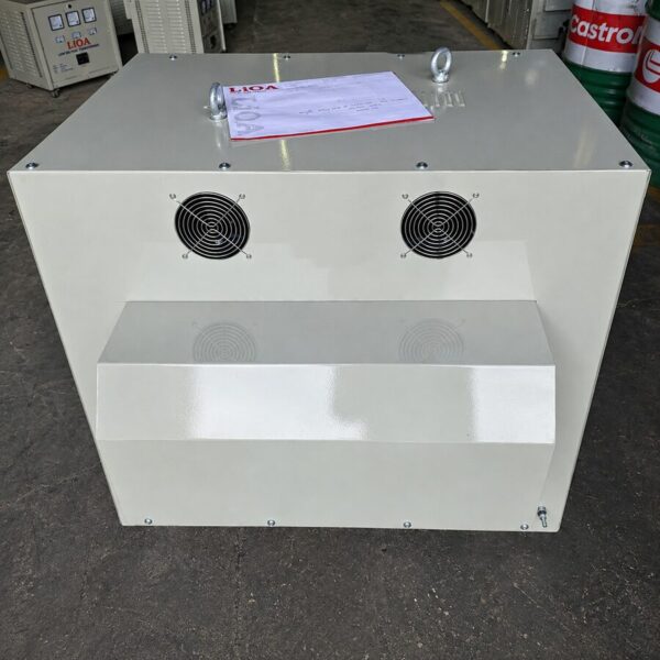 Máy biến áp Lioa 500KVA 3 pha là thiết bị điện công nghiệp chuyên dụng chịu trách nhiệm hạ áp dòng điện từ lưới điện có điện áp cao xuống các mức điện áp thấp hơn tùy theo nhu cầu sử dụng thực tế của doanh nghiệp, trong đó phổ biến nhất là hạ từ nguồn điện 380V xuống 220V hoặc 200V 3 pha