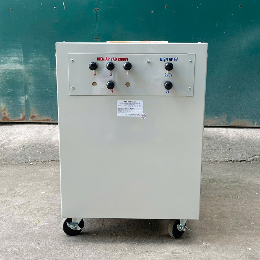 Cách thực hiện phụ thuộc vào hệ thống điện có dây trung tính hay chỉ có ba dây pha. Việc đấu nối phải đúng kỹ thuật vì điện áp giữa hai dây pha thường khoảng 380V, cao hơn nhiều so với mức 220V của thiết bị một pha.