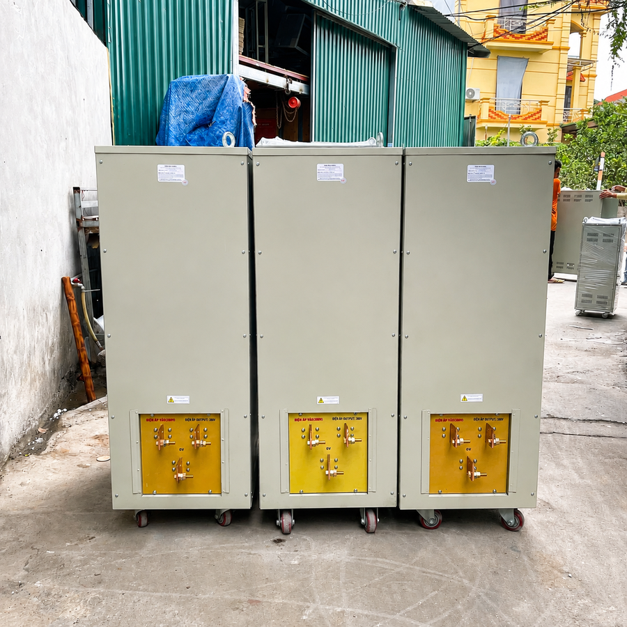 Ổn Áp 1000KVA 3 Pha Dải 304V chuyên dùng cho lưới điện rất yếu, giúp ổn định nguồn điện liên tục và bảo vệ an toàn cho hệ thống thiết bị công nghiệp công
