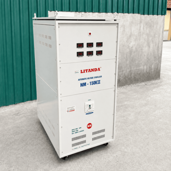 Ổn Áp 150KVA 3 Pha Dải 304V chuyên dùng cho lưới điện rất yếu, giúp ổn định nguồn điện liên tục và bảo vệ an toàn cho thiết bị công suất cao.