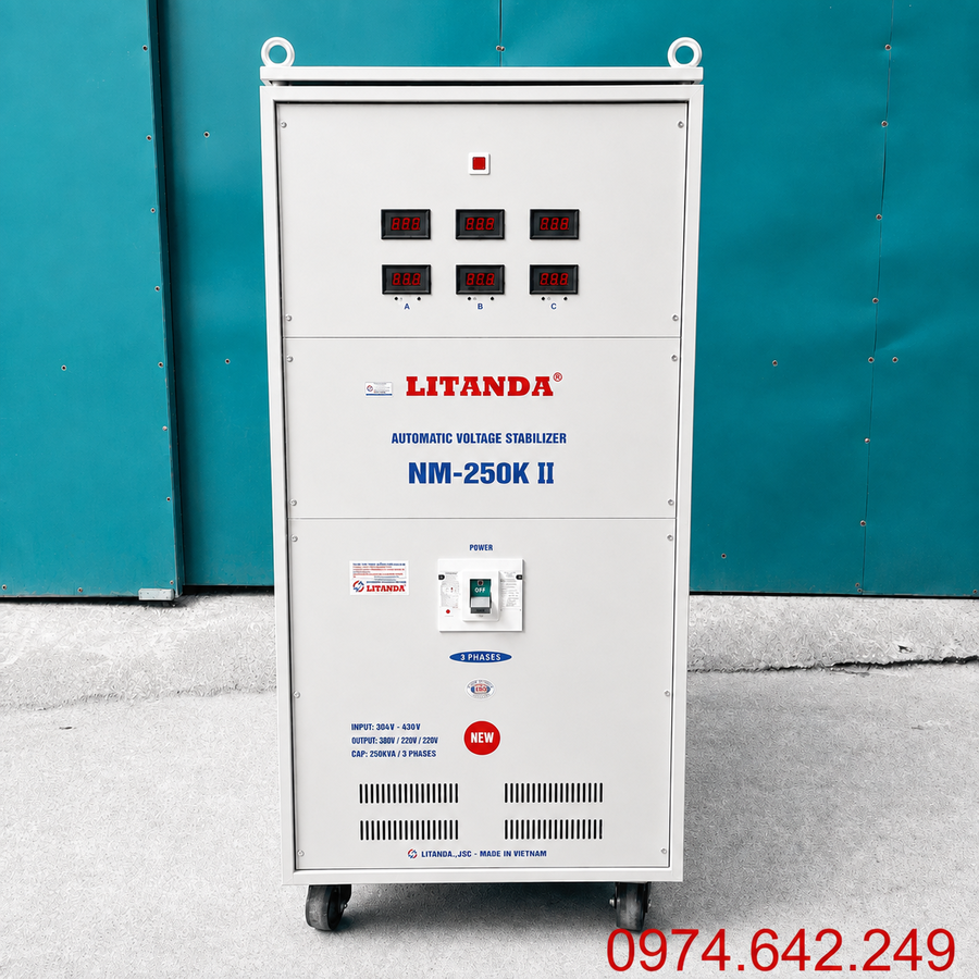 Ổn áp 250KVA 3 pha dải 304V dùng cho lưới điện rất yếu, giúp ổn định nguồn điện liên tục và bảo vệ an toàn cho hệ thống thiết bị công nghiệp công suất lớn.