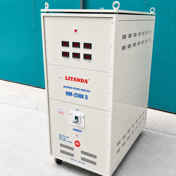 on-ap-250kva-3-pha-dai-304v-2 Ổn áp 250KVA 3 pha dải 304V dùng cho lưới điện rất yếu, giúp ổn định nguồn điện liên tục và bảo vệ an toàn cho hệ thống thiết bị công nghiệp công suất lớn.