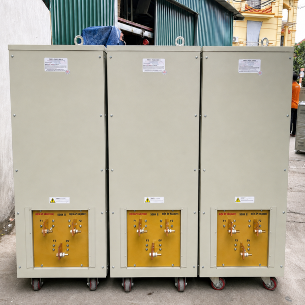 Ổn áp 500KVA 3 pha dải 304V dùng cho lưới điện rất yếu, giúp ổn định nguồn điện liên tục và bảo vệ an toàn cho hệ thống thiết bị công nghiệp công suất lớn.