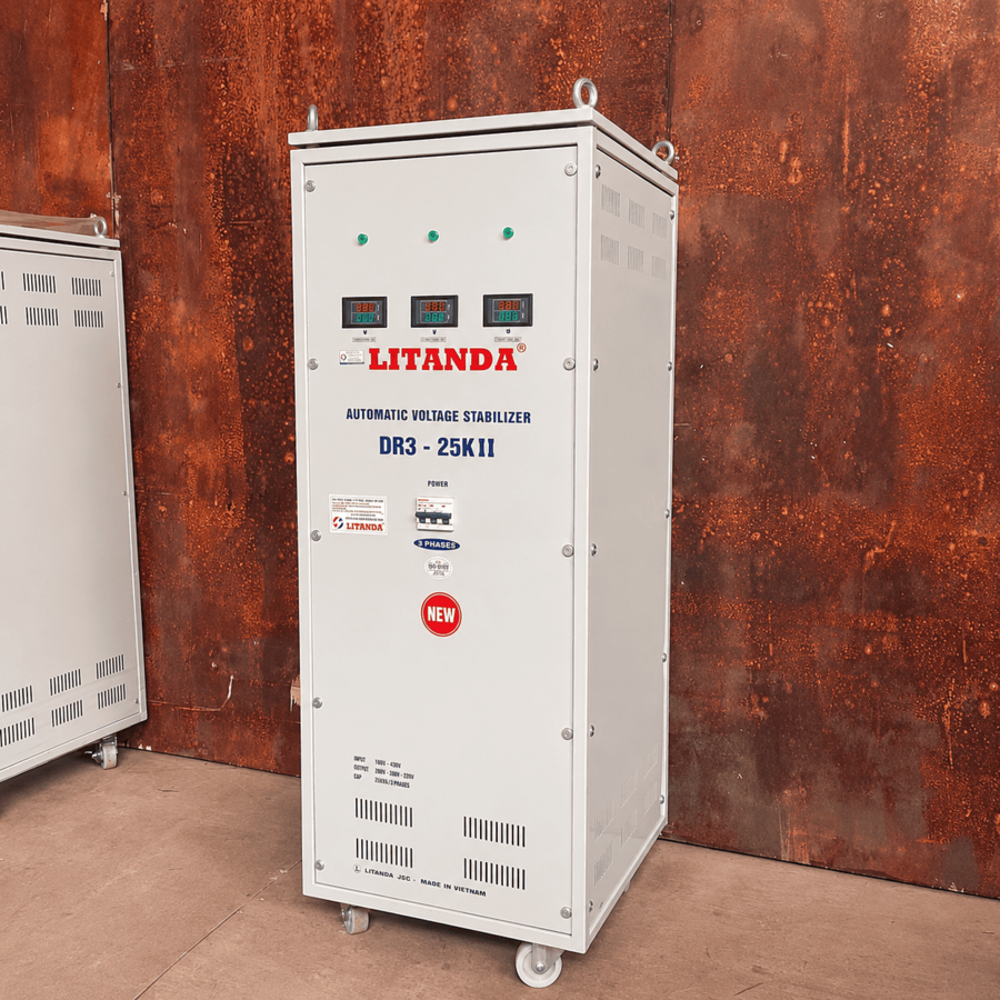 Ổn Áp Litanda 3 Pha 25KVA DR3-25KII giúp ổn định điện áp công suất lớn, dùng trong các nhà máy, xưởng sản xuất và khu vực có điện lưới 3 pha không ổn định.