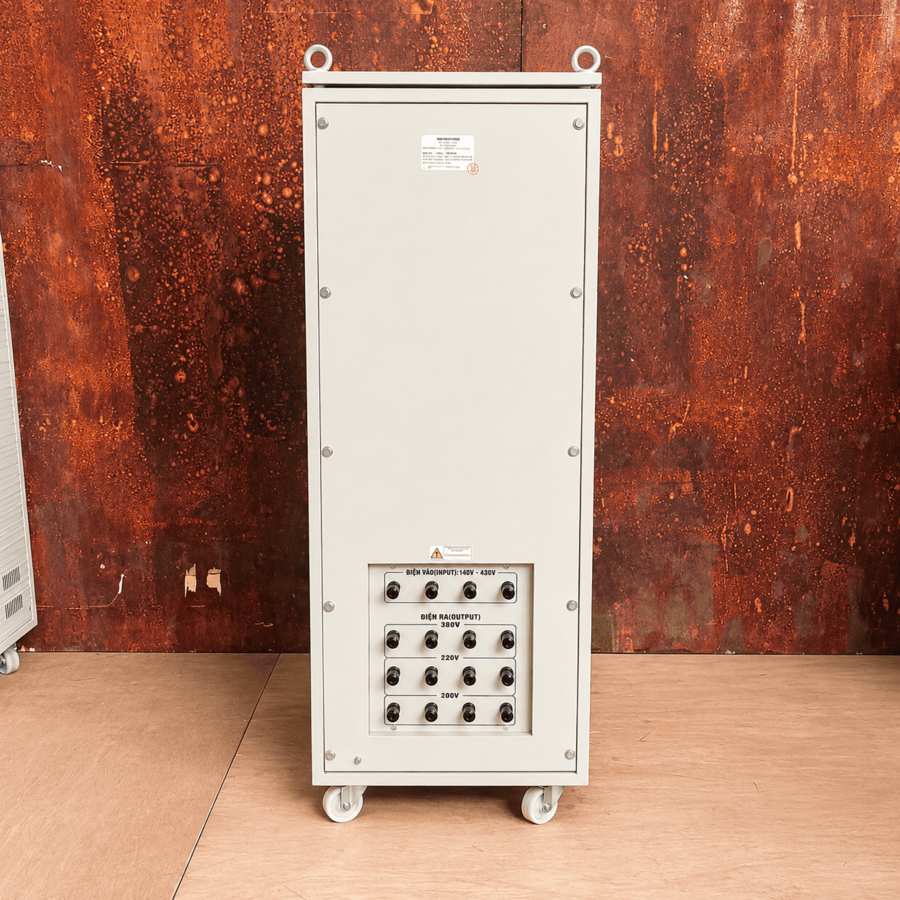 Ổn Áp Litanda 3 Pha 25KVA DR3-25KII giúp ổn định điện áp công suất lớn, dùng trong các nhà máy, xưởng sản xuất và khu vực có điện lưới 3 pha không ổn định.