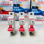 Chọn aptomat cho ổn áp 1 pha chuyên dùng xác định đúng định mức dòng điện (A), giúp bảo vệ an toàn cho thiết bị trước sự cố quá tải và ngắn mạch.