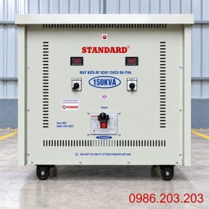 Biến áp tự ngẫu Standard 150KVA vào 380V ra 220V giúp chuyển đổi điện áp chuẩn xác, bảo vệ tối đa cho thiết bị chuyên dụng vận hành ổn định và bền bỉ.