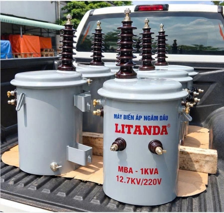 Biến áp ngâm dầu Litanda 1KVA 12.7KV/220V chuyên dùng hạ áp điện áp cao, vận hành bền bỉ ngoài trời và cung cấp nguồn điện ổn định cho hệ thống điện lưới.