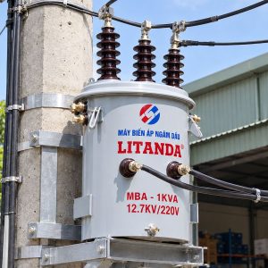 Biến áp ngâm dầu Litanda 1KVA 22KV/220V chuyên dùng hạ áp điện áp cao, vận hành bền bỉ ngoài trời và cung cấp nguồn điện ổn định cho hệ thống điện lưới.