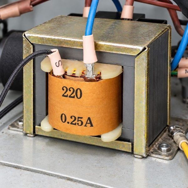 Biến áp trần cách ly 0.25KVA (hoặc biến áp nhỏ chuyên dụng dòng thấp) chuyên dùng hạ áp và cách ly an toàn cho các mạch điều khiển, thiết bị điện tử nhỏ.