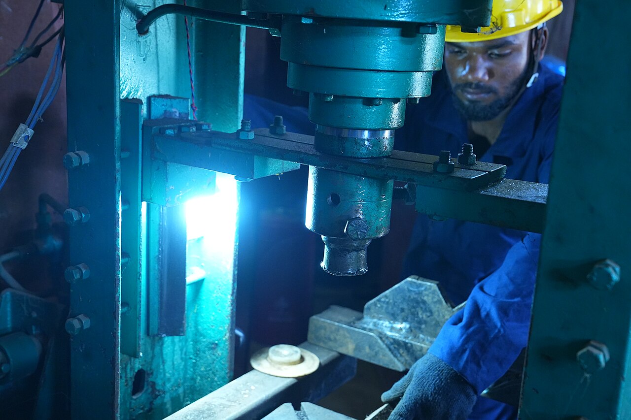 Máy ép thủy lực công nghiệp dùng motor bơm thủy lực trong xưởng sản xuất