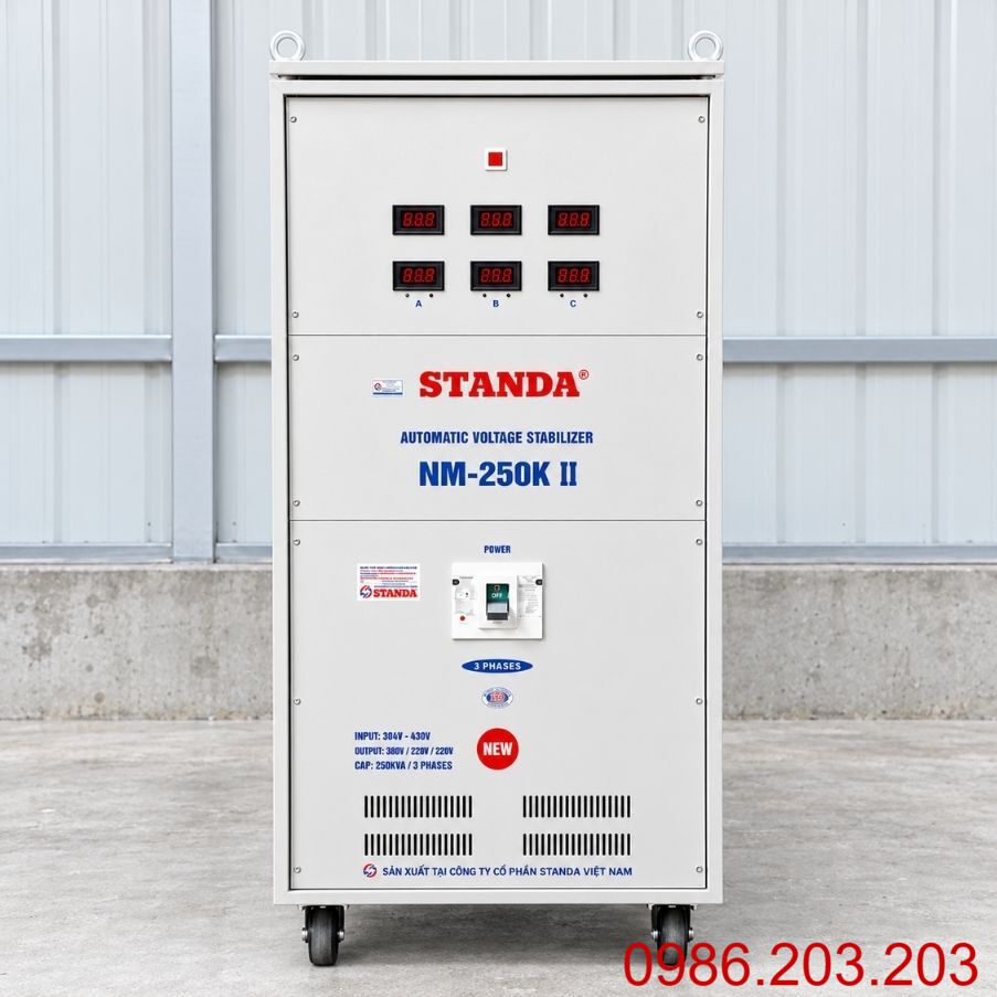 Ổn áp Standa 3 pha 250KVA NM-250KII giúp cân bằng nguồn 380V, bảo vệ thiết bị điện công nghiệp, chống sốc áp, quá tải và nâng cao tuổi thọ máy móc vận hành.