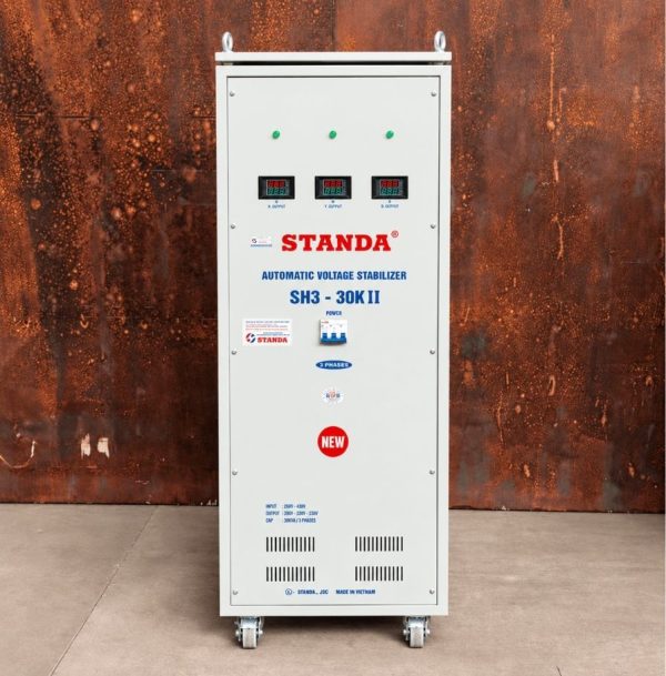 Ổn áp Standa 3 pha 30KVA SH3-30KII chuyên dùng ổn định điện áp tự động, chống quá tải, ngắn mạch, nâng cao độ bền và bảo vệ an toàn cho các thiết bị điện.