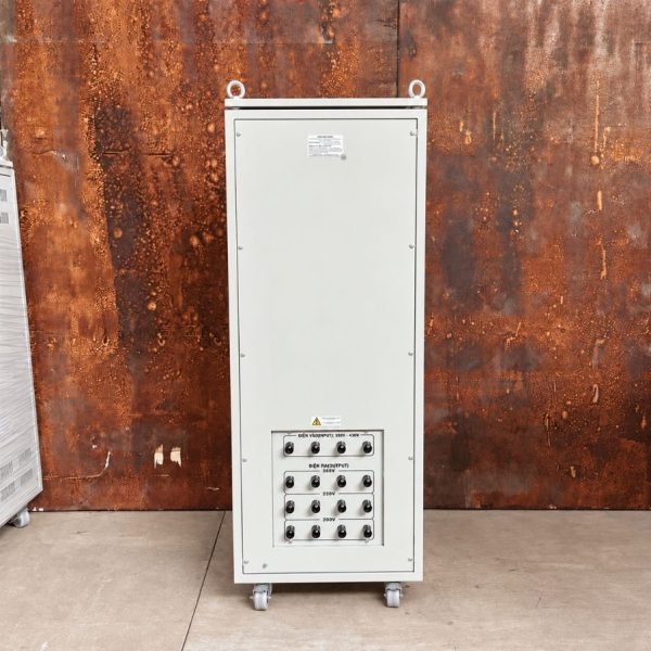 Ổn áp Standa 3 pha 30KVA SH3-30KII chuyên dùng ổn định điện áp tự động, chống quá tải, ngắn mạch, nâng cao độ bền và bảo vệ an toàn cho các thiết bị điện.