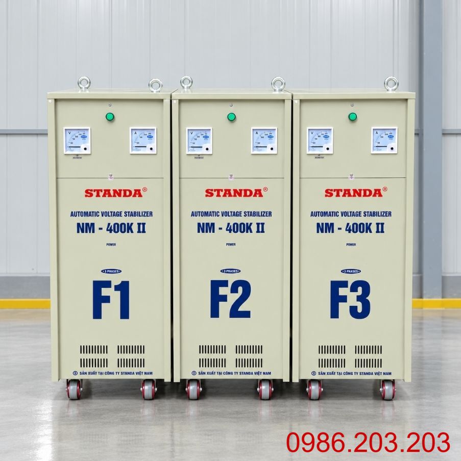 Ổn áp Standa 3 pha 400KVA NM-400K/3II giúp cân bằng nguồn 380V, bảo vệ thiết bị điện công nghiệp, chống sốc áp, quá tải và nâng cao tuổi thọ máy móc