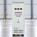 Ổn áp Standa 3 pha 60KVA SH3-60KII giúp cân bằng nguồn 380V, bảo vệ thiết bị điện công nghiệp, chống sốc áp, quá tải và nâng cao tuổi thọ máy móc vận hành.