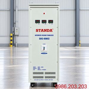 Ổn áp Standa 3 pha 60KVA SH3-60KII giúp cân bằng nguồn 380V, bảo vệ thiết bị điện công nghiệp, chống sốc áp, quá tải và nâng cao tuổi thọ máy móc vận hành.