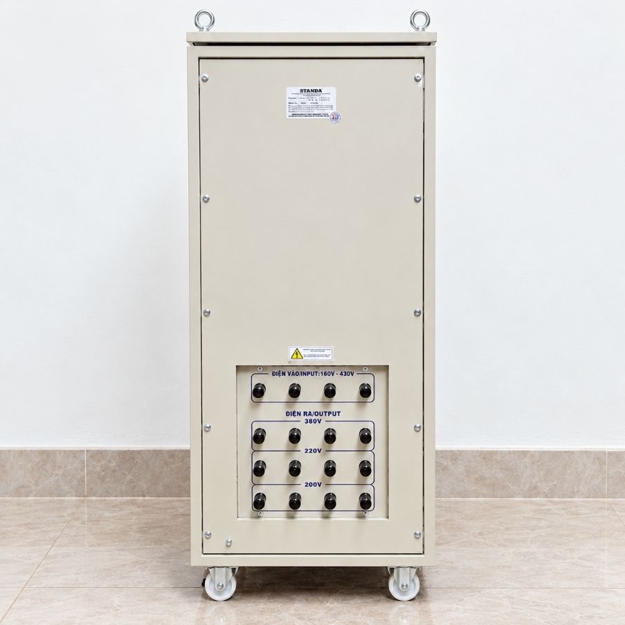 Ổn áp Standa 3 pha 6KVA DR3-6KII chuyên dùng kéo điện yếu, ổn định nguồn 380V, chống quá tải, ngắn mạch và bảo vệ hệ thống thiết bị vận hành an toàn, bền bỉ