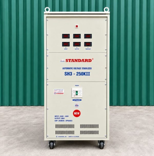 Ổn áp Standard 3 pha 250KVA SH3-250KII chuyên dùng ổn định điện áp tự động, chống quá tải, ngắn mạch, nâng cao độ bền và bảo vệ các thiết bị điện.