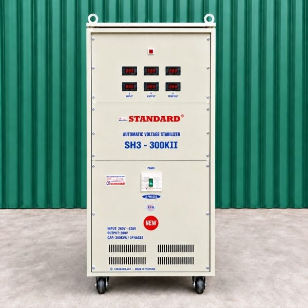 Ổn áp Standard 3 pha 300KVA SH3-300KII chuyên dùng ổn định điện áp tự động, chống quá tải, ngắn mạch, nâng cao độ bền và bảo vệ các thiết bị điện.