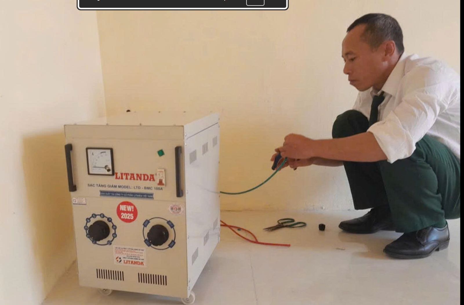 Kỹ thuật viên onap.vn đang lắp đặt máy sạc tăng giảm Litanda cho khách hàng