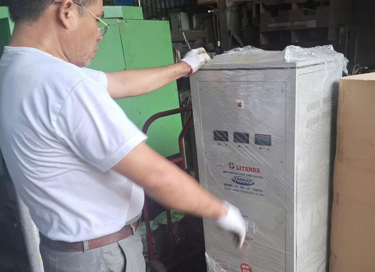 Kỹ thuật viên đang kiểm tra máy biến áp mới và bàn giao cho khách hàng